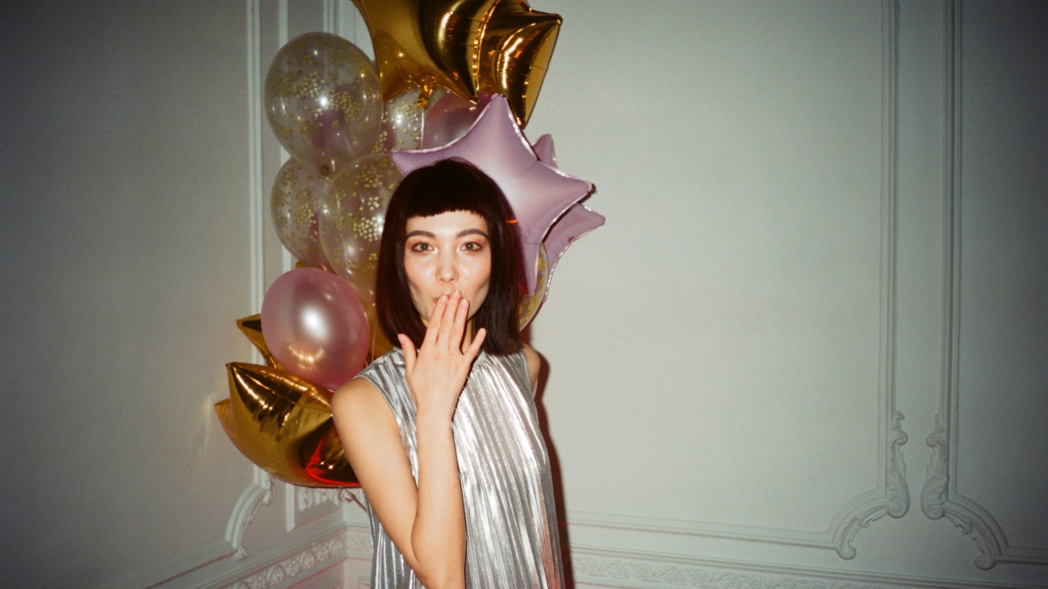 Frau mit Ballons vor Party