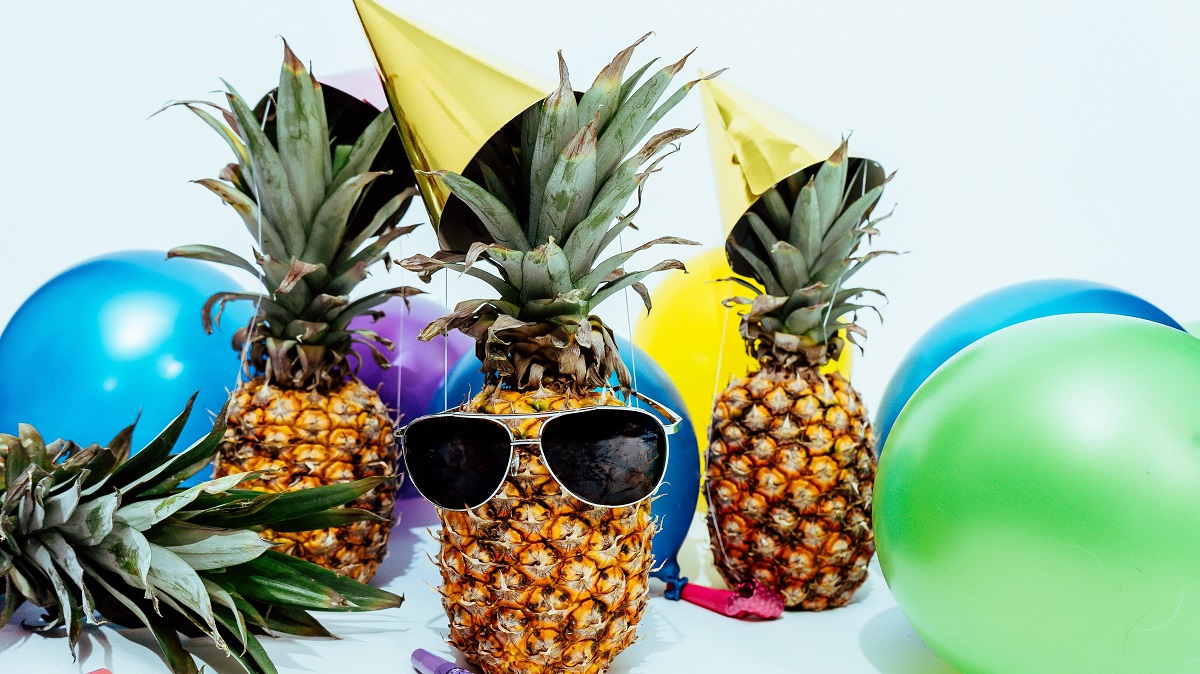 Ananas mit Sonnenbrille