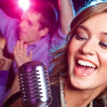 Eine Frau singt Karaoke