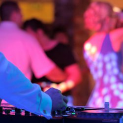 Wie man den Hochzeit DJ bucht ist auf dieser Grafik erklärt