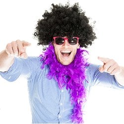Mann mit lustiger Sonnenbrille, Perücke und lila Schal posiert lachend für eine Fotobox