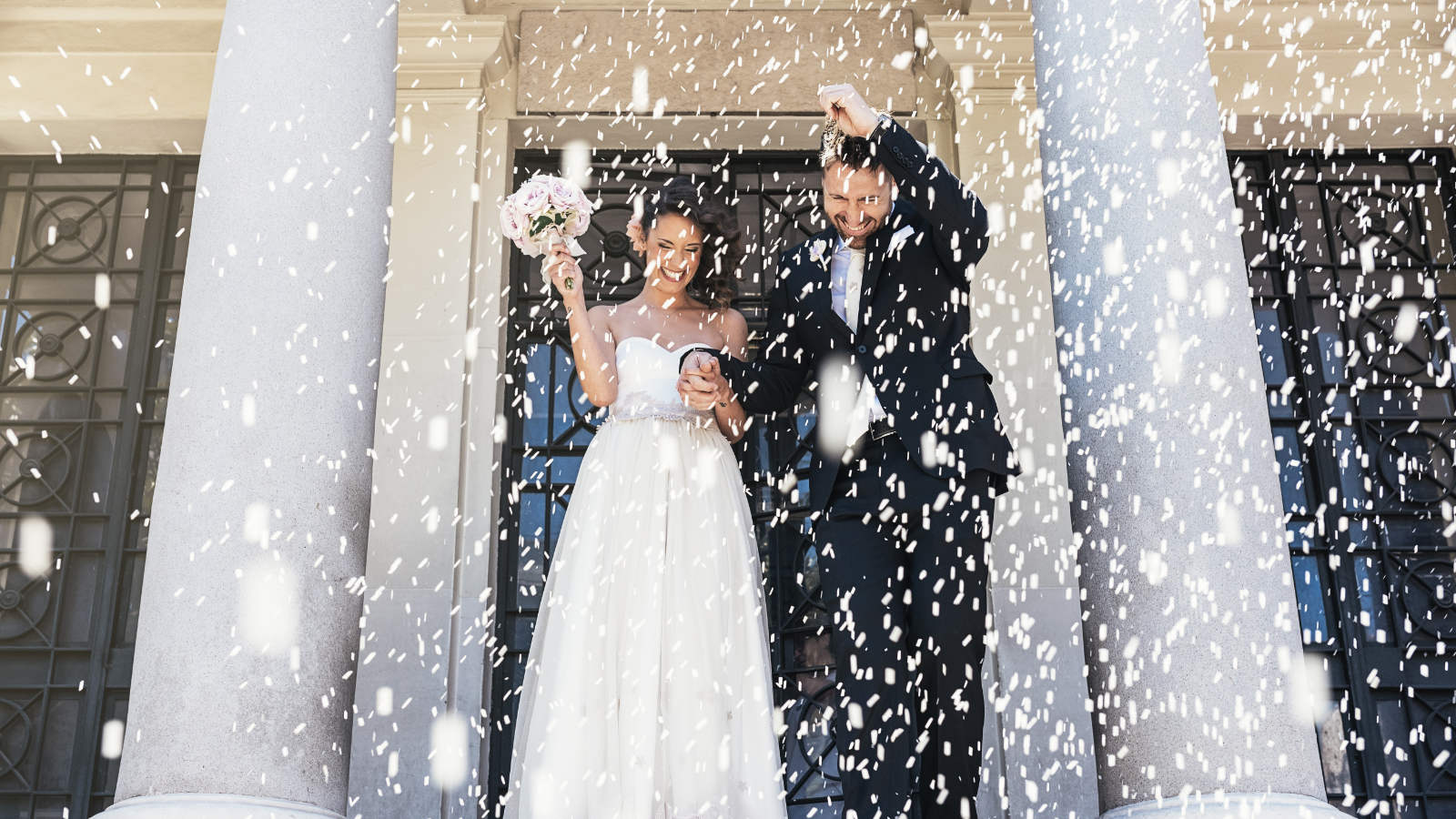 Reis werfen bei einer Hochzeit